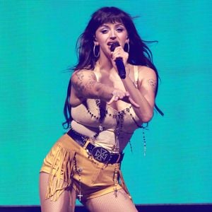 Auf Tour: Rebecca Blacks queerer Sex hält sie auf Trab