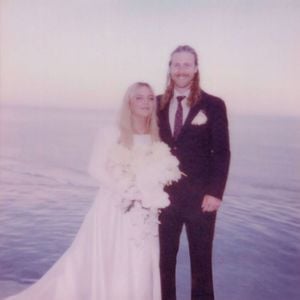 Die Sängerin Tones and I hat still und heimlich geheiratet!