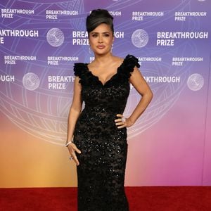Elegant: Salma Hayek zeigt graue Haare auf rotem Teppich