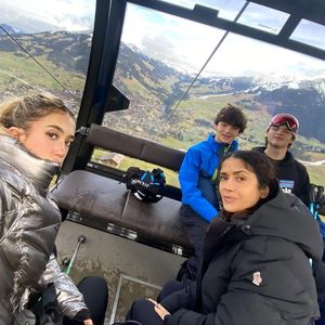 Selten: Salma Hayek teilt Einblicke aus ihrem Familienurlaub