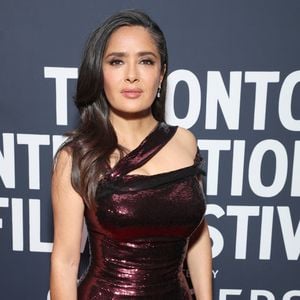 Salma Hayek begeistert mit heißem Oben-ohne-Shooting