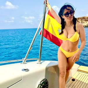Salma Hayek feiert ihre grauen Haare mit heißem Bikinifoto