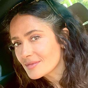 Salma Hayek rockt graue Haare und verrät Beauty-Geheimnis!