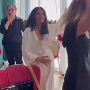 Entblößt? Salma Hayeks Bademantel verrutscht beim Tänzchen