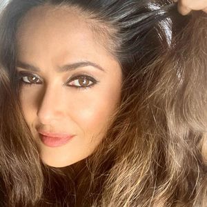 Salma Hayek zeigt im Netz stolz ihre ersten grauen Strähnen