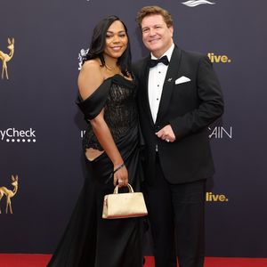 Francis Fulton-Smith feiert Red-Carpet-Debüt mit Salomea
