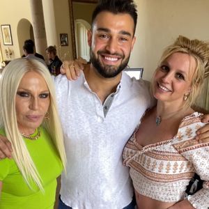 Brautkleid-Entwurf? Donatella Versace besucht Britney Spears
