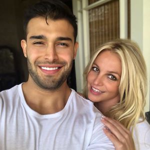 Mit Hund: Sam Asghari teilt erstes Pic aus Brits neuem Leben