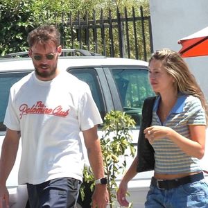 Sam Claflin und Cassie Amato liefern seltenen Paaraufritt!