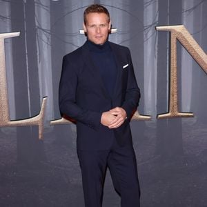 Hier küsst "Outlander"-Star Sam Heughan unbekannte Schöne!