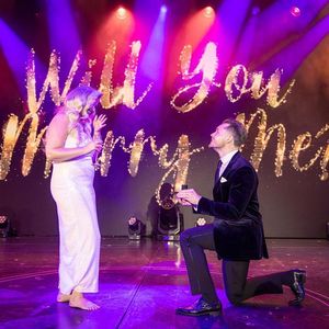 Neu-Eltern Amy Hart und ihr Sam Rason haben sich verlobt!