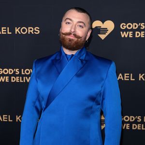 Sam Smith strahlt im Seidenanzug bei Golden Heart Awards