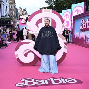 Sam Smith rockt die "Barbie"-Premiere im Oversize-Look
