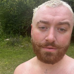 In Badeshorts: Sam Smith entspannt im Georgien-Urlaub!