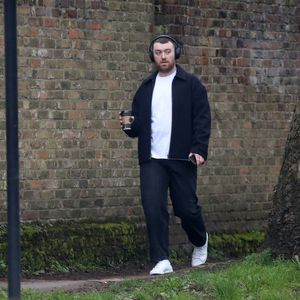 Trotz Quarantäne: Sam Smith bei einem Spaziergang gesichtet