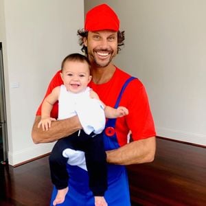 Tochter von australischem Ex-Bachelor fängt an zu laufen