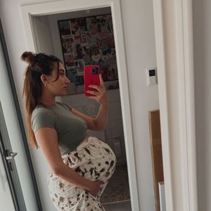Hochschwangere Samira Klampfl versucht, entspannt zu bleiben
