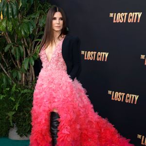 Wow! Sandra Bullock in Abendkleid und Overknees auf Event
