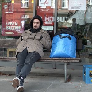Zum Betteln gedrängt: Sandy Fähse stänkert in Obdachlos-Show