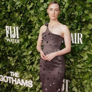 Baby wohl da: Saoirse Ronan wurde mit Kinderwagen gesichtet