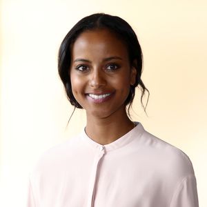 Geburt des Babys beeinflusste Sara Nurus Hochzeitskleid-Wahl