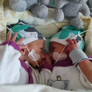 Sarafina Wollny zeigt Zwillinge Emory und Casey mit Gesicht