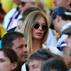 Hübsche Pose: Sarah Brandner verzaubert in Paris