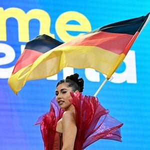 Feuriger Look: Sarah Engels steht auf ESC-Teppich in Flammen
