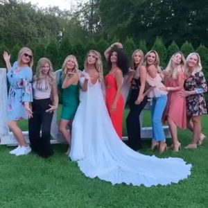 Influencer-Auflauf: Das sind Sarah Harrisons Brautjungfern