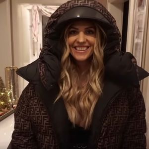 Sarah sprachlos: Domi schenkt ihr 2.300-Euro-Designerjacke!