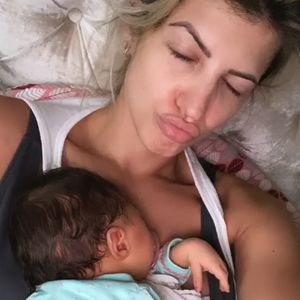 Sarah Harrison teilt ein neues Kuschelbild mit Baby Kyla