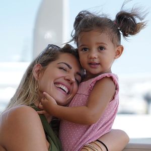 Sarah Harrisons Tochter Kyla hat sich den Arm ausgekugelt!