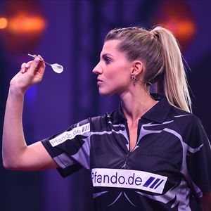 So fand Sarah Harrison die "Ausziehen"-Rufe bei der Darts-WM