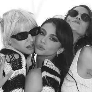 Promiparty: Mit diesen Stars feierte Sarah Hyland ihren JGA