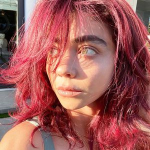 Wie Ashley Benson trägt Sarah Hyland jetzt ihre Haare pink