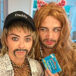 Fake-Schnauzer & Vokuhila: Sarah Hyland macht auf Joe Exotic