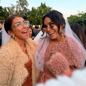 Sarah Hyland machte Vanessa Hudgens Brautjungfern-Antrag!