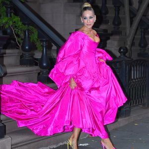 Carrie-Bradshaw-Moment: Sarah Jessica Parker in XL-Robe