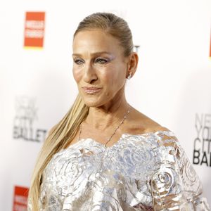 Glamourös: Sarah Jessica Parker strahlt in silbernem Kleid