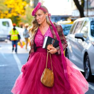 Sarah Jessica Parker glänzt in Pink bei "And Just Like That"
