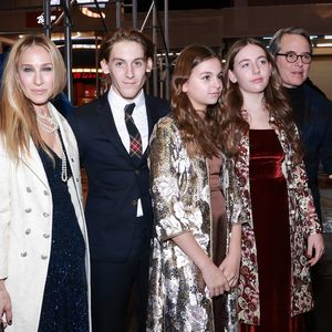 Sarah Jessica Parker strahlt mit Familie auf dem Red Carpet