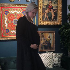 Sarah Knappiks Babybauch verdeckt sogar schon ihre Füße!