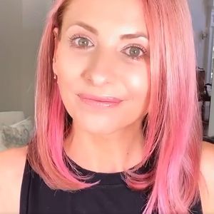"Quaran-Farbe": Sarah Michelle Gellar trägt ihre Haare pink!