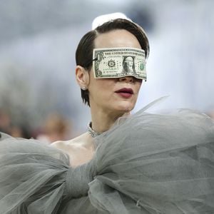 Geld-Maske: Sarah Paulson löst Shitstorm bei Met Gala aus