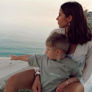 Bald großer Bruder! Alessio streichelt Sarahs Babybauch