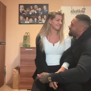 Sarah und Dominic Harrison erfuhren im Kinderzimmer vom Baby