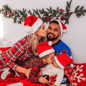 Baby Kyla mit Santa-Mütze: Festliche Grüße von den Harrisons
