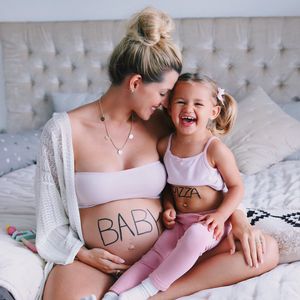 Baby & Pizza: Sarah und Mia Rose Harrison vergleichen Bäuche