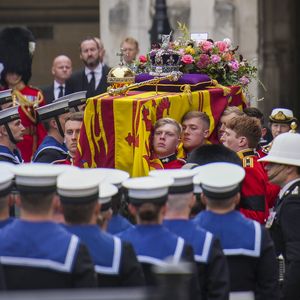Der Sarg der Queen ist nun auf dem Weg zur Westminster Abbey