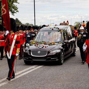 Rührend! Fans bewerfen Sarglimousine der Queen mit Blumen